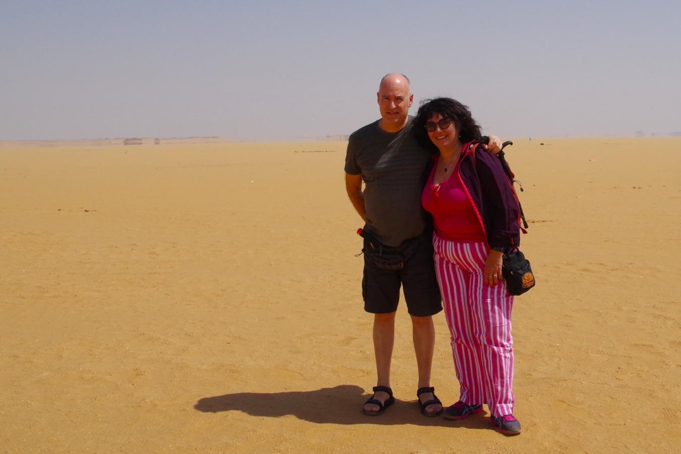Jose y yo en el desierto egipcio donde se ven los espejismos.