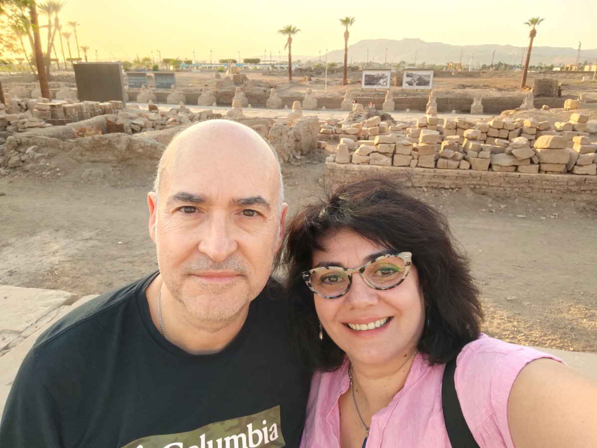 Jose y yo en la avenida procesional de las esfinges en Lúxor, Egipto