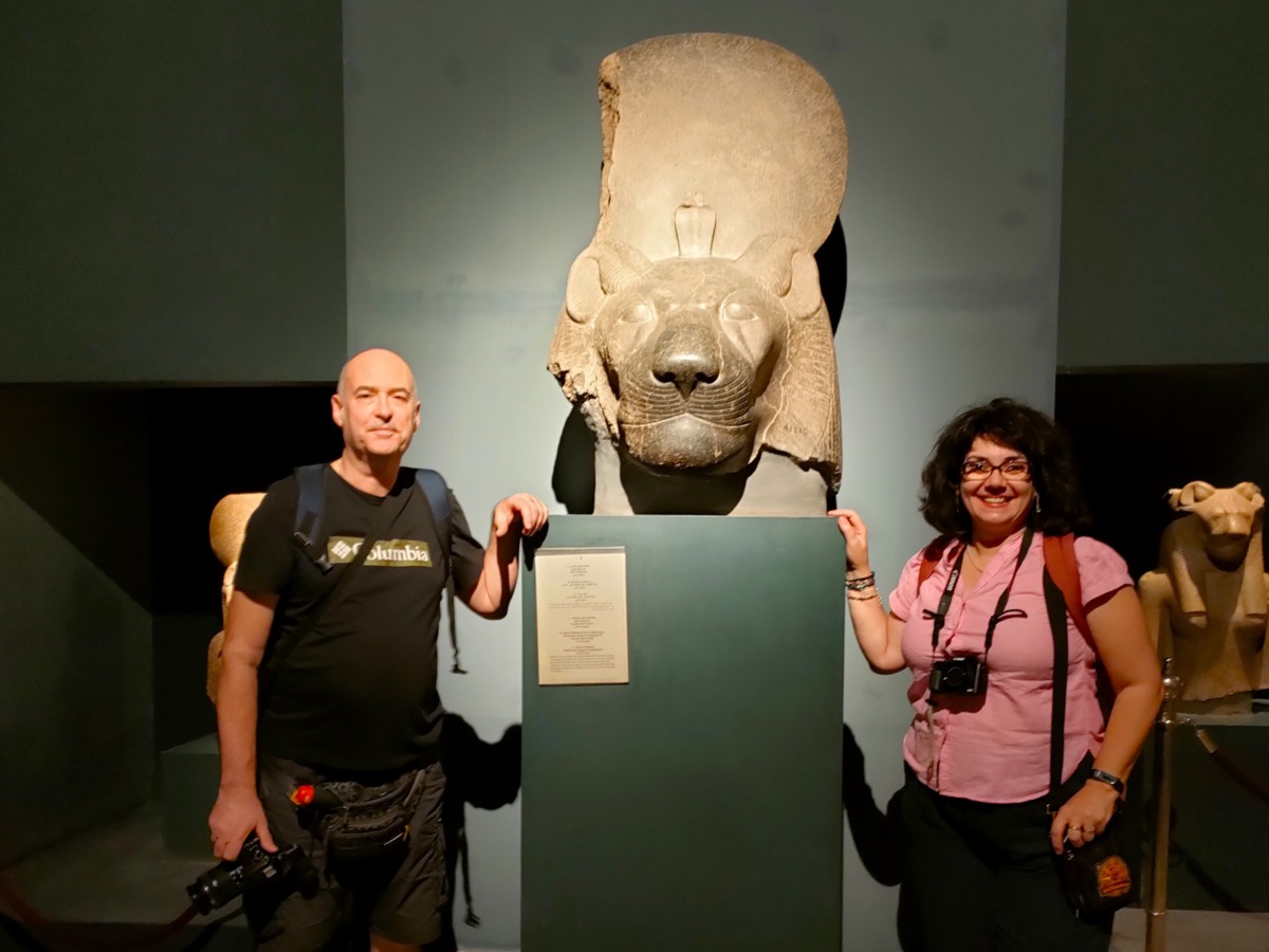 Jose y yo  a la diosa Sejmet en el Museo de Arte Antiguo de Lúxor. Egipto