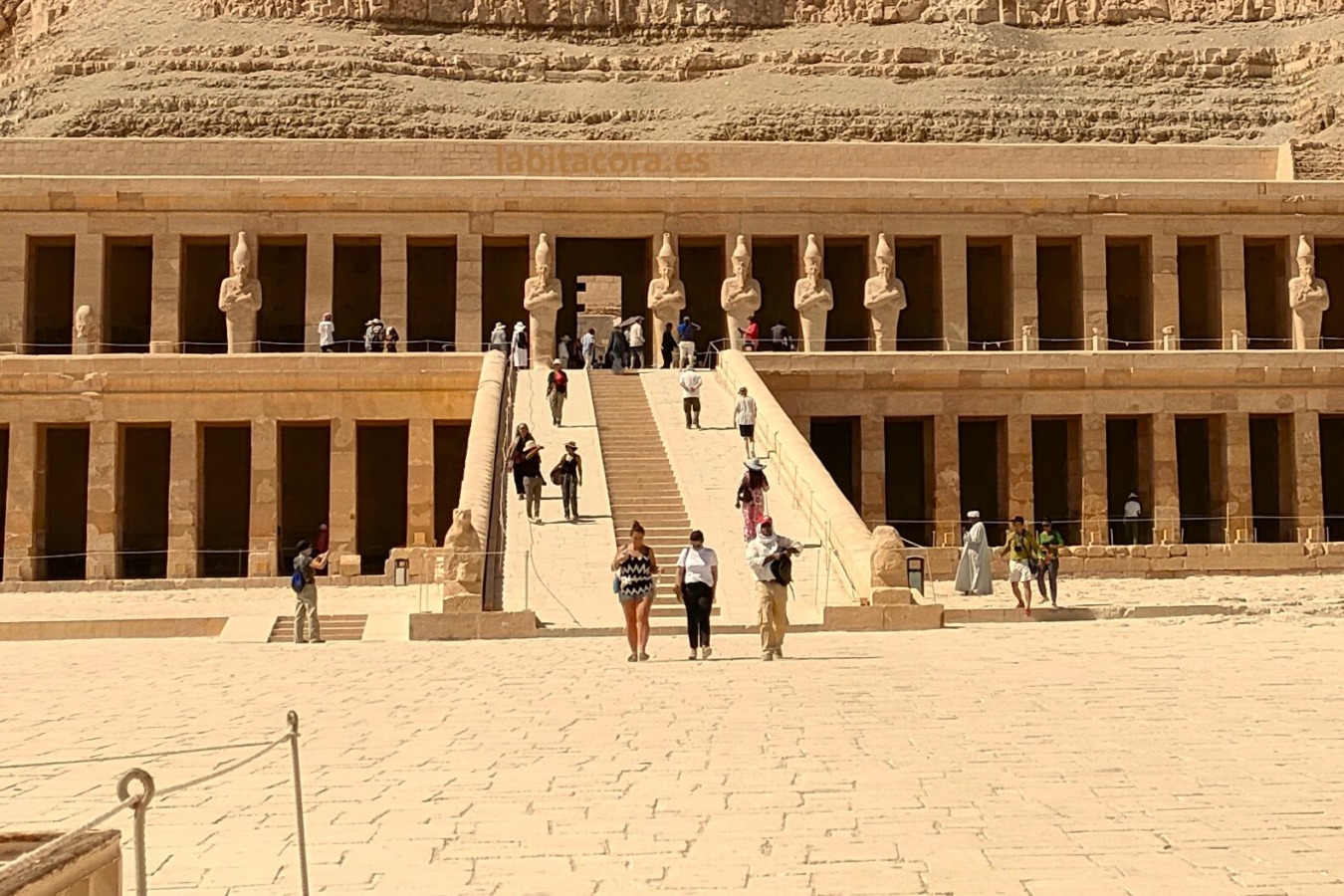 La segunda terraza del templo funerario de Hatshepsut o de Djeser-Djeseru, en Lúxor. Egipto