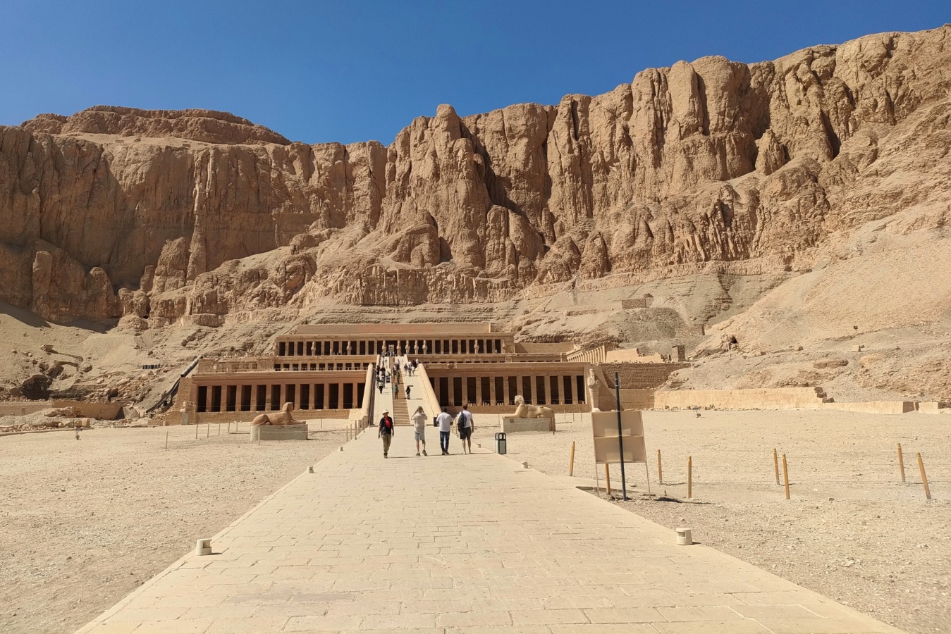 El templo funerario de Hatshepsut o de Djeser-Djeseru, en Lúxor. Egipto