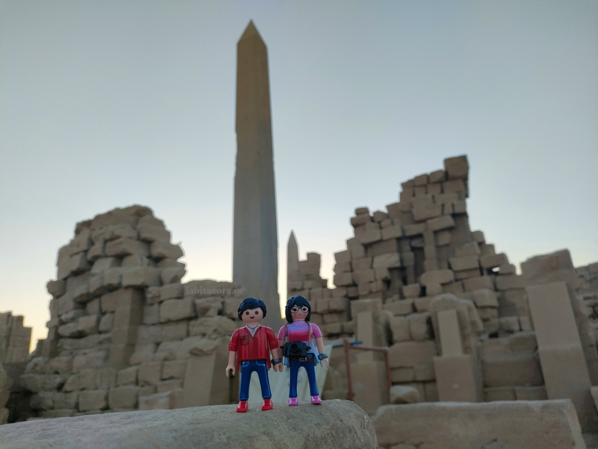 Mis pequeñines en los templos de Karnak. Los puedes seguir en Instagram como: bloglabitacora