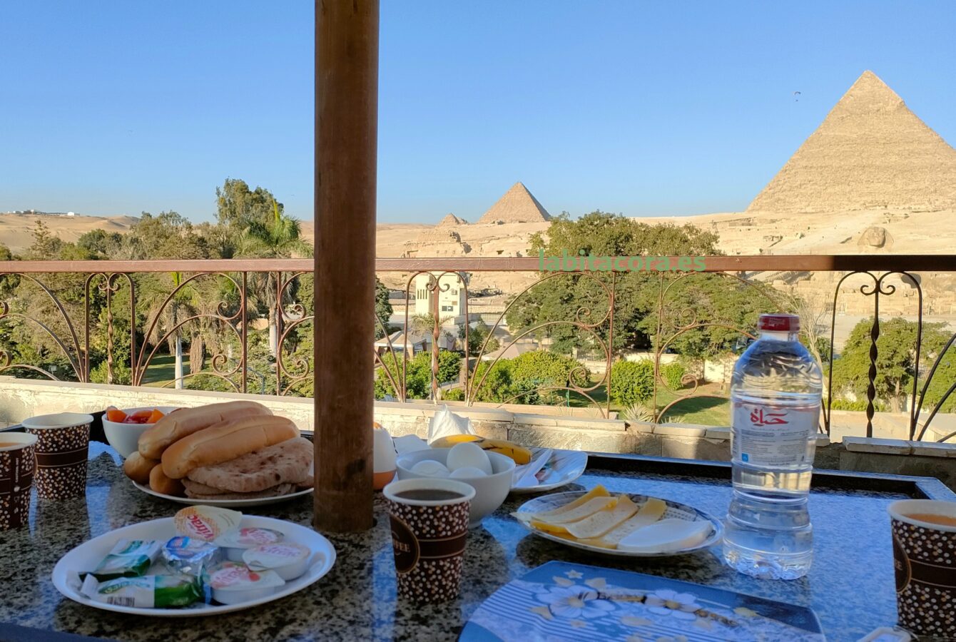 Desayuno en el hotel de Guiza, con vistas a la Esfinge y las pirámides.