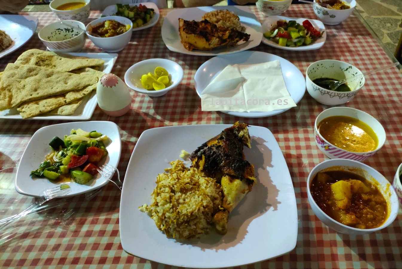 La sabrosa comida que nos sirvieron con sopitas, ensalada, arroz y pollo asado en El Fayum. Egipto 