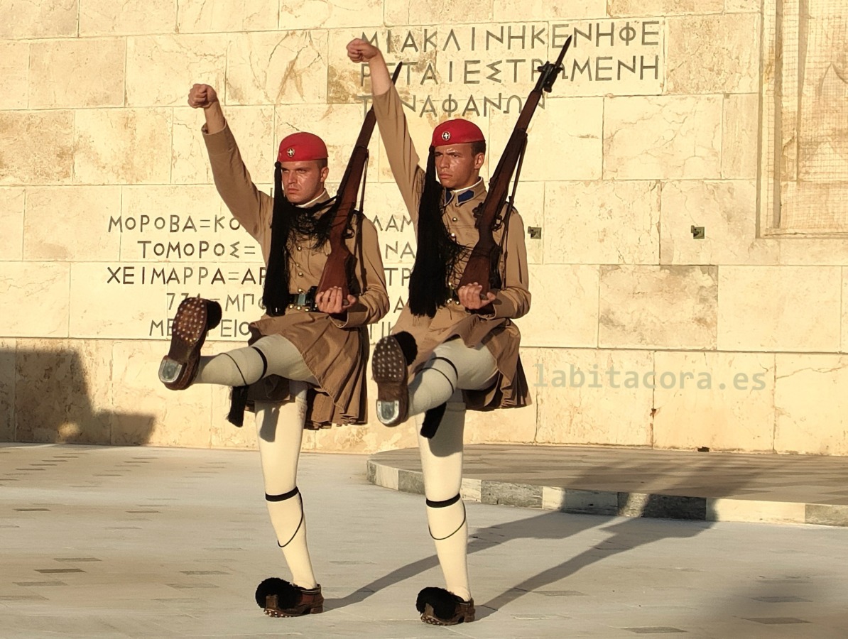 Los evzones, en el cambio de guardia en la Plaza de Sintagma, Atenas.