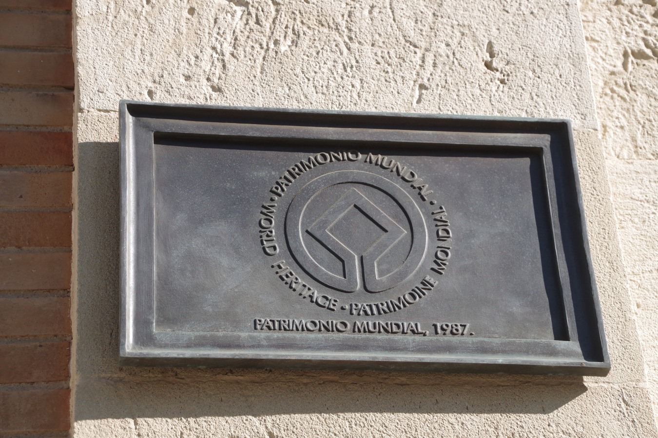 La placa de la puerta como Patrimonio Mundial de la Humanidad del Archivo General de Indias.