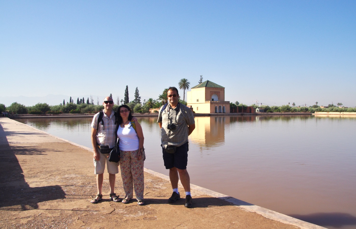 En el pabellón de la Menara en Marrakech, Marruecos.