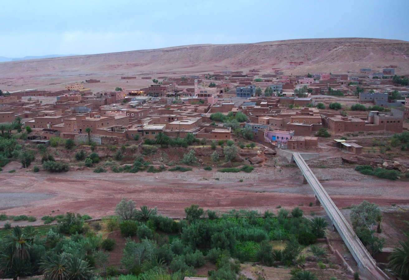 Visita desde la ciudadela del puente sobre el rio Ounila y el pueblo Ait Ben Haddou. Marruecos