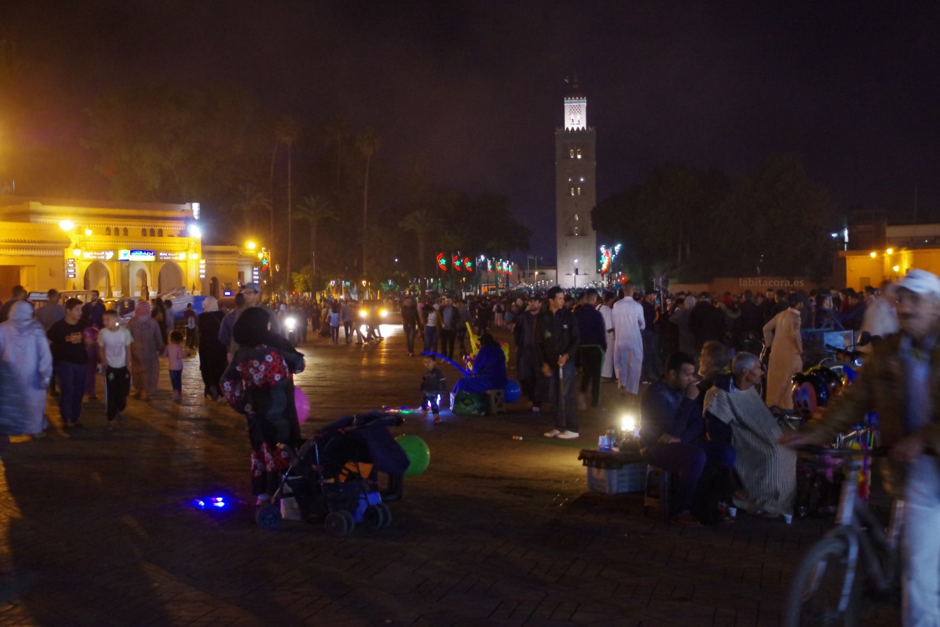 Jamaa el Fna con las calles engalanadas con luces de colores, dan un ambiente alegre y festivo, tras la noche y finalizar el ayuno.