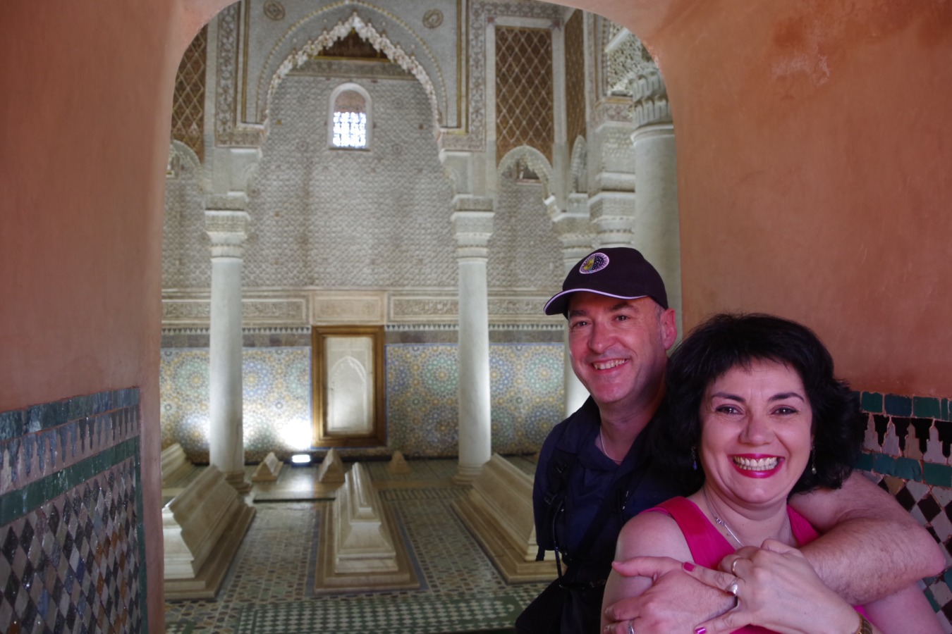 Jose y yo en La Sala de las 12 columnas de las tumbas Saadies en Marrakech, en otra de nuestras visitas a Marrakech.