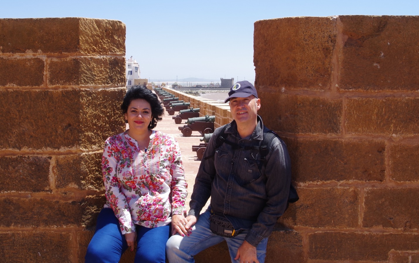 Jose y yo a Essaouira en la torre y a nuestra espalda los cañones y la Isla de Mogador.