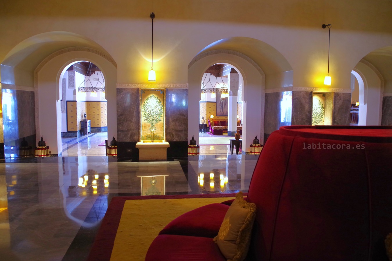 Uno de los grandes salones de la planta baja en el interior del hotel La Mamounia, en Marrakech.
