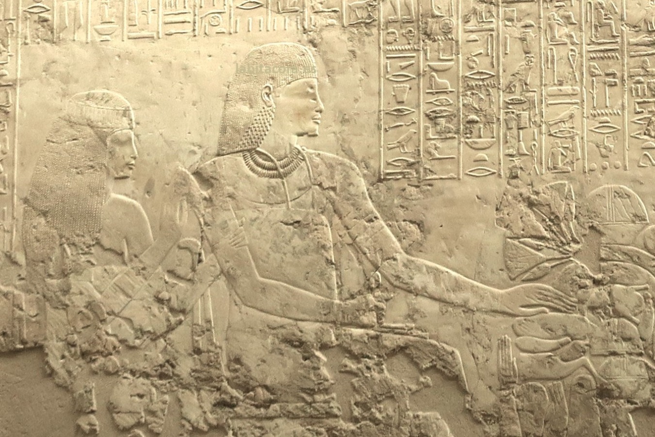 Ramose y su esposa Merit-Ptah, en su tumba del Valle de los Nobles de Lúxor, Egipto.