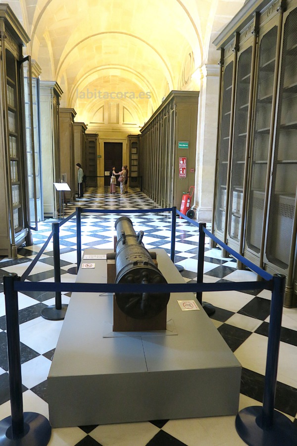 En una de las salas del Archivo de las Indias de Sevilla, se expone un cañón