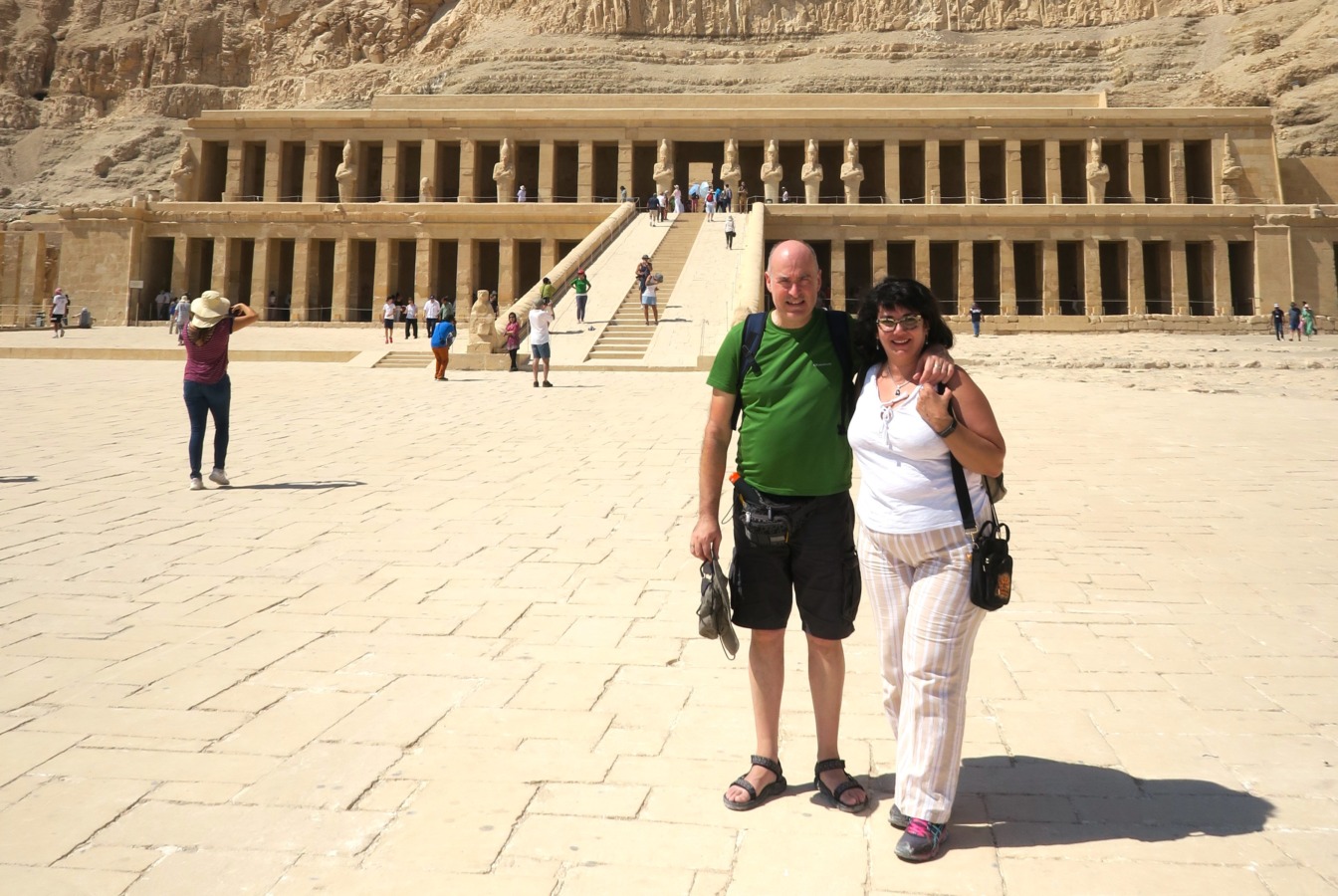 Jose y yo en el templo funerario de Hatshepsut o de Djeser-Djeseru, en Lúxor. Egipto.