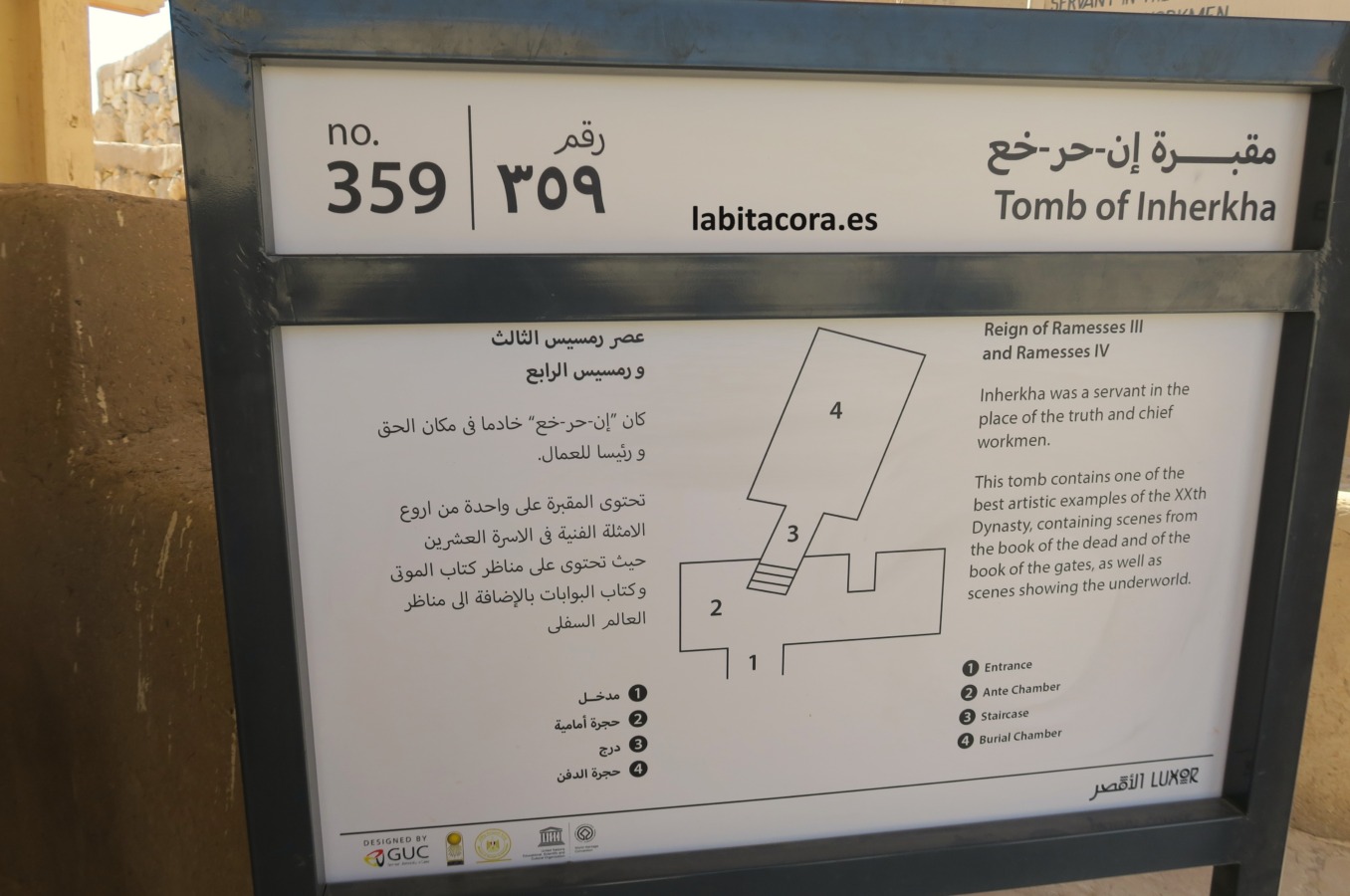 Cartel informativo de la Tumba de Inherkhau (TT 359) en Lúxor, Egipto.