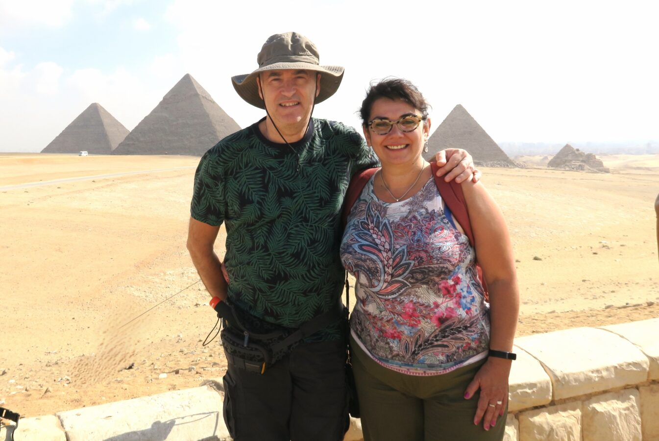 Jose y yo junto a las pirámides de Guiza, Egipto