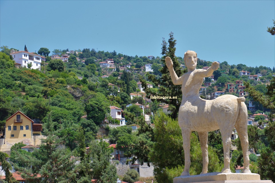 La estatua de un Centauro en la península de Pelión, Grecia.