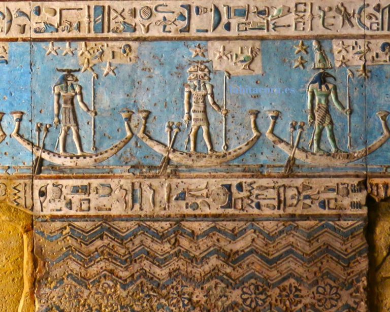Los bonitos relieves en el techo de la gran sala hipóstila de Dendera, que Cleopatra mandó esculpir, con los dioses navegando en barca por el Nilo.