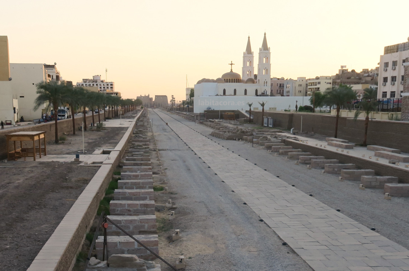 La avenida con las esfinges y el templo de Lúxor Egipto