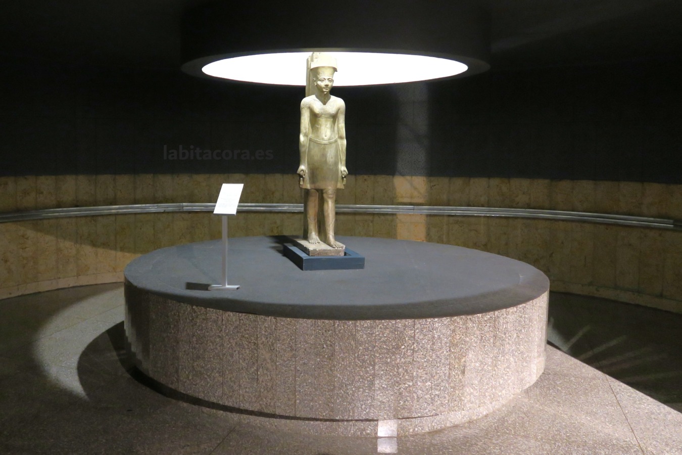 Escultura de Tutmosis III en el museo de Arte Antiguo de Luxor. Egipto.