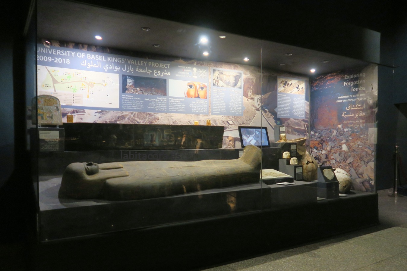 Vitrina con el sarcófago y una momia en el Museo de Arte Antiguo de Luxor. Egipto.