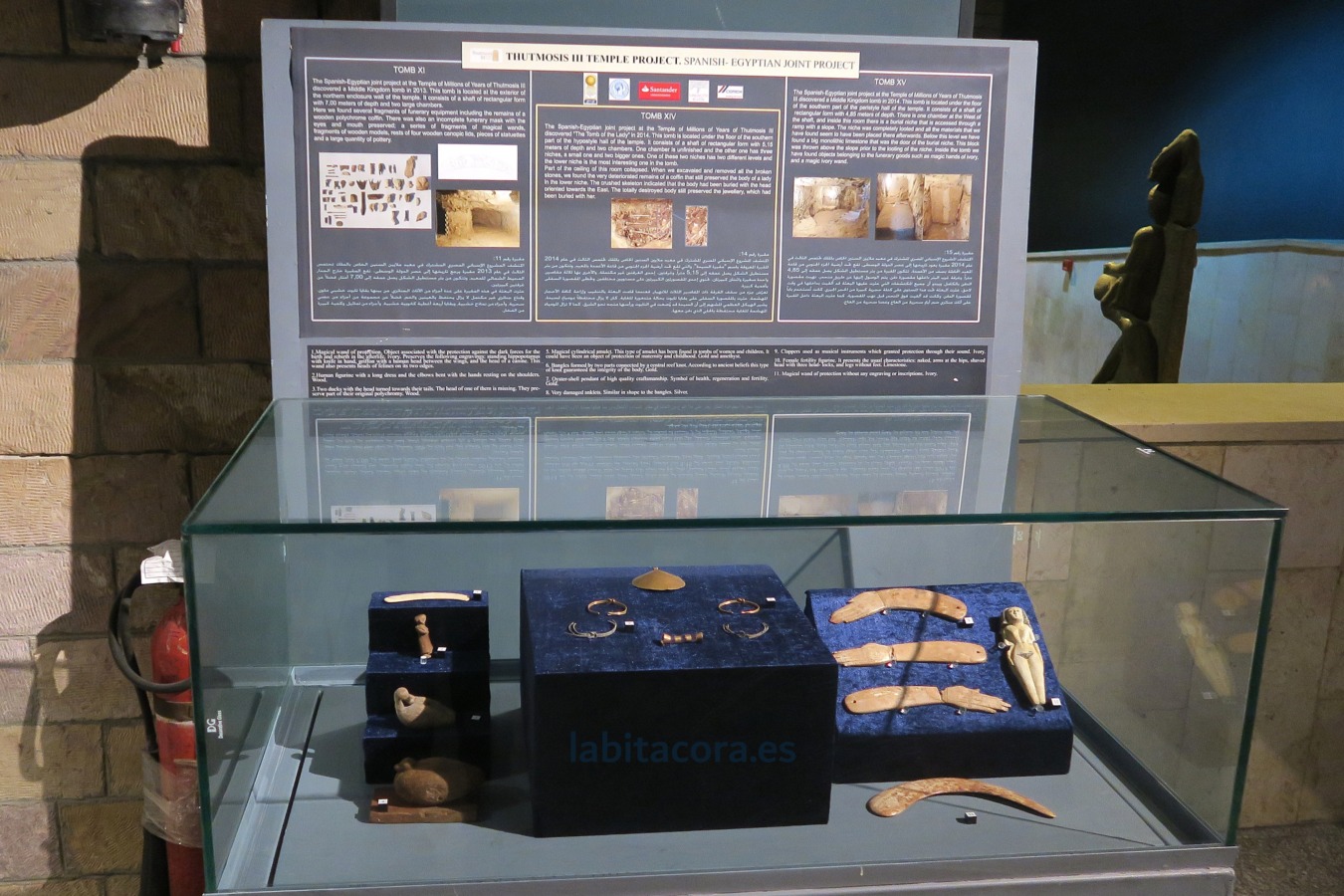 Vitrina en la que se exponen importantes piezas fueron halladas por egiptólogos españoles en El Museo de Arte Antiguo de Luxor.