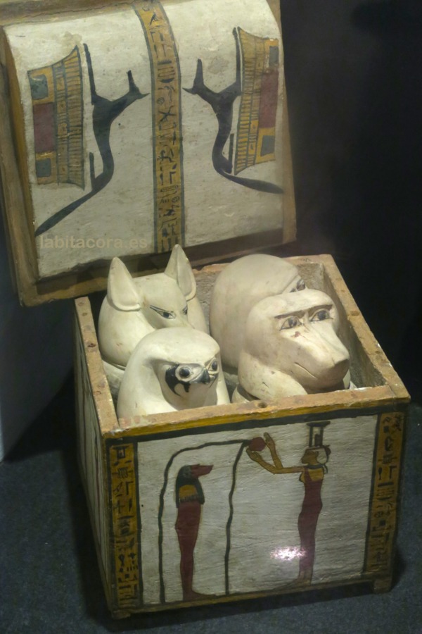 Los vasos canopos expuestos en Museo de Arte Antiguo de Luxor. Egipto. 