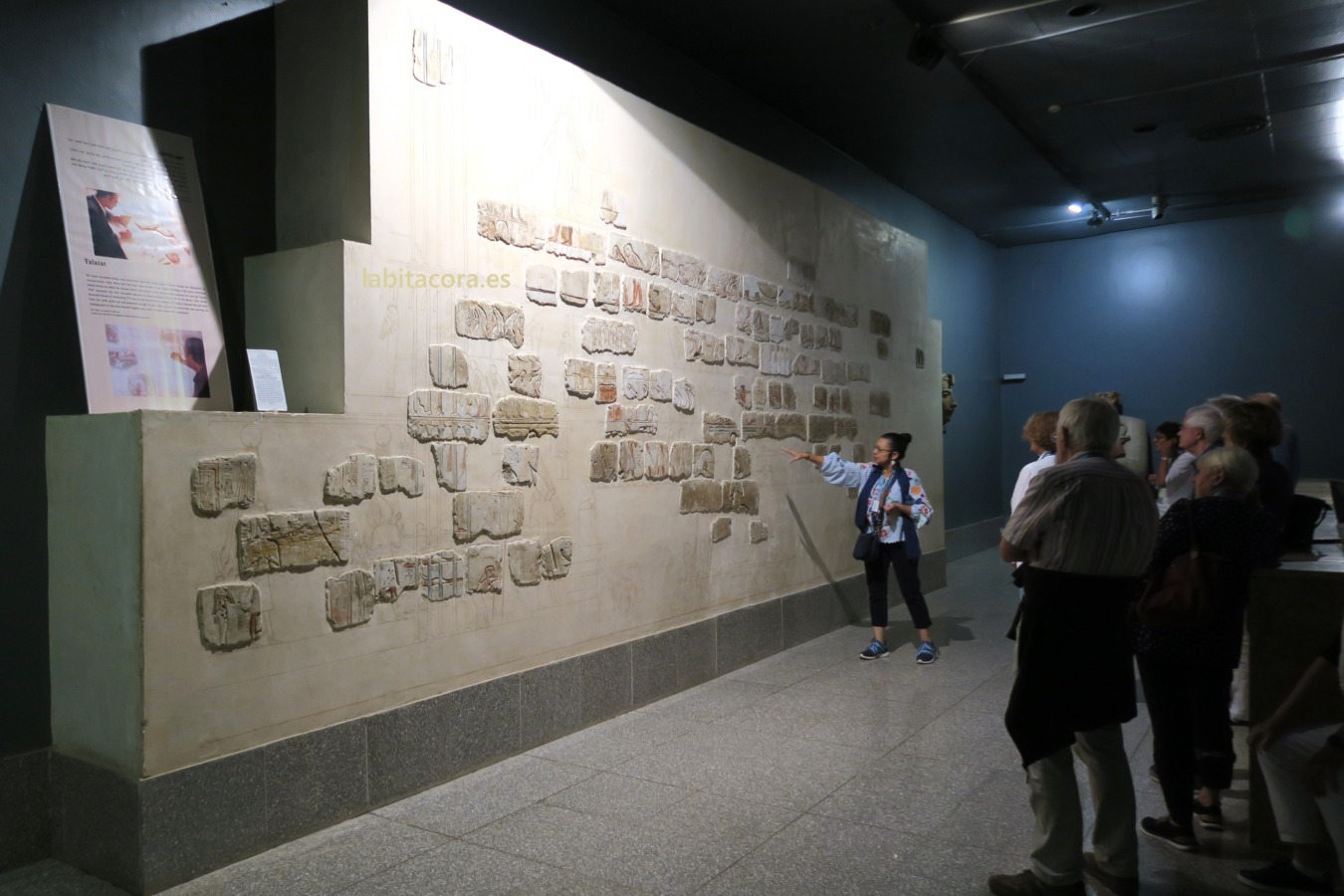El talatat de Akenatón se encontró en el IX pilono despiezado como relleno de los Karnak, en el museo de Lúxor. Egipto.