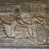 Los bonitos relieves de Hathor y Horus recibiendo ofrendas en el templo de Dendera, Egipto.