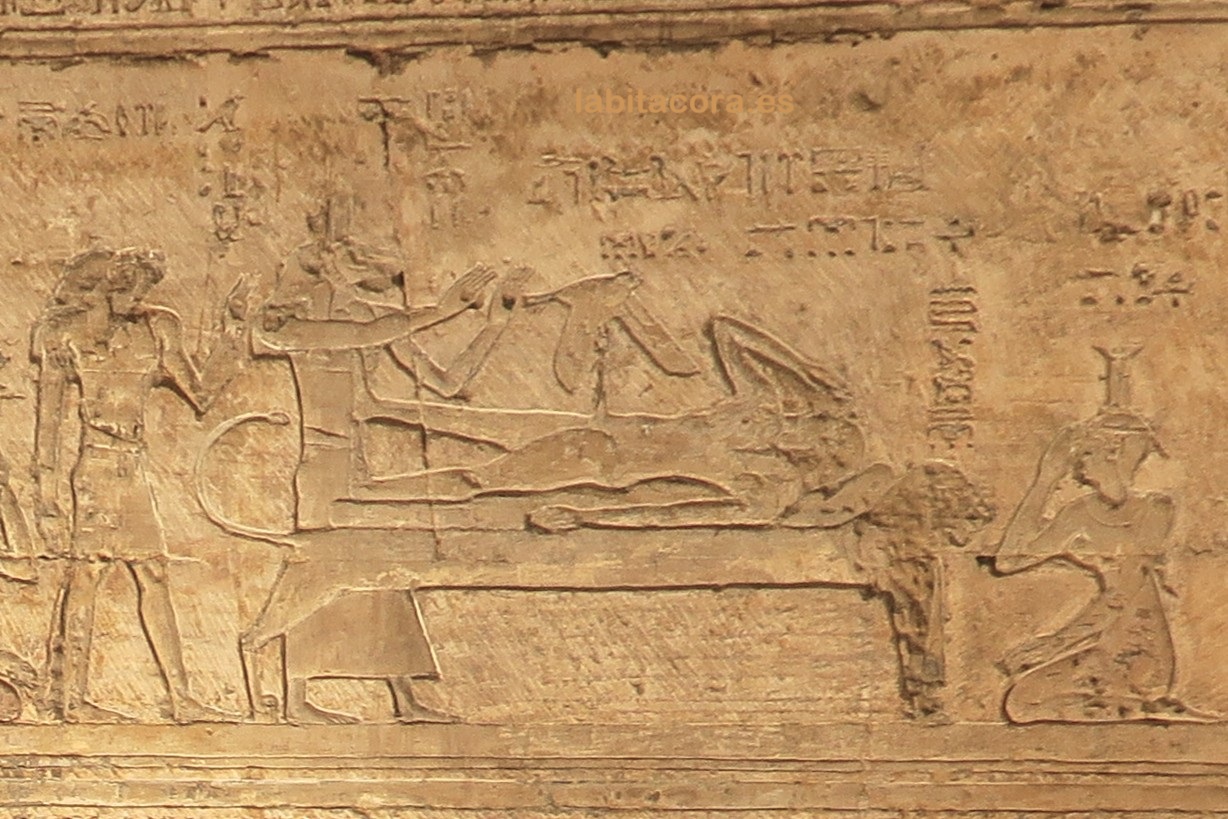 Relieve de Osiris e Isis convertida en pájaro para engendrar a Horus, junto Neftis y Anubis en el templo de Dendera, Egipto
