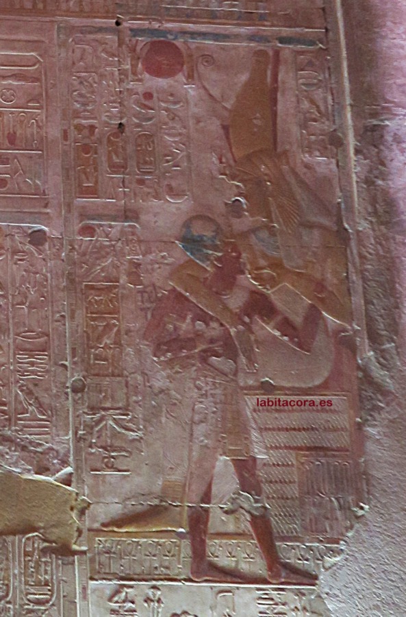 Bajo relieves del templo de Abidos de la diosa Mut amantando a Seti I. Egipto