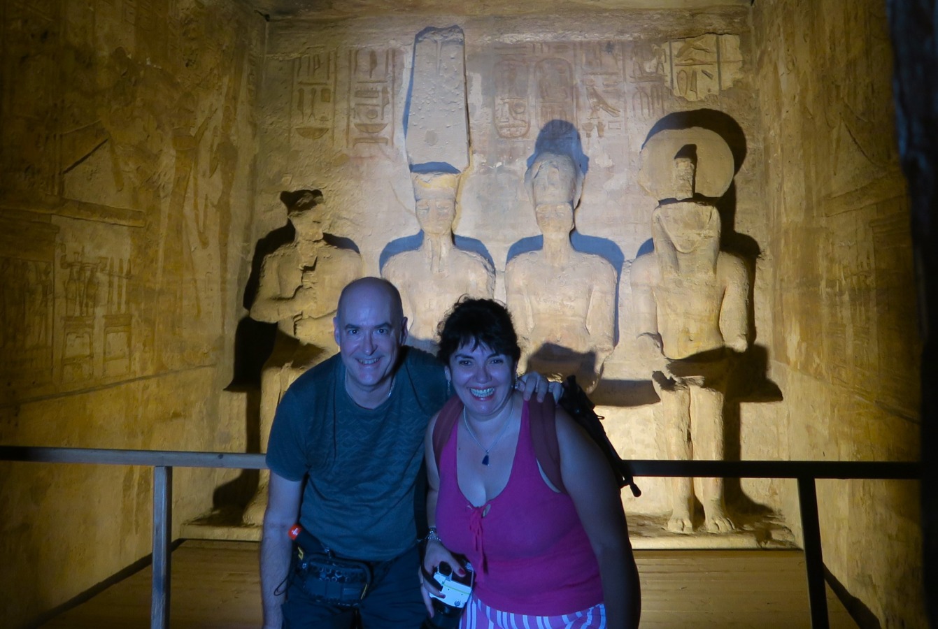 Jose y yo junto a las 4 estatuas de los dioses del santuario: Ptah, Amón-Ra, de Ramsés II como uno de los dioses del templo y Harmakhis en el templo de Abu Simbel. Egipto.