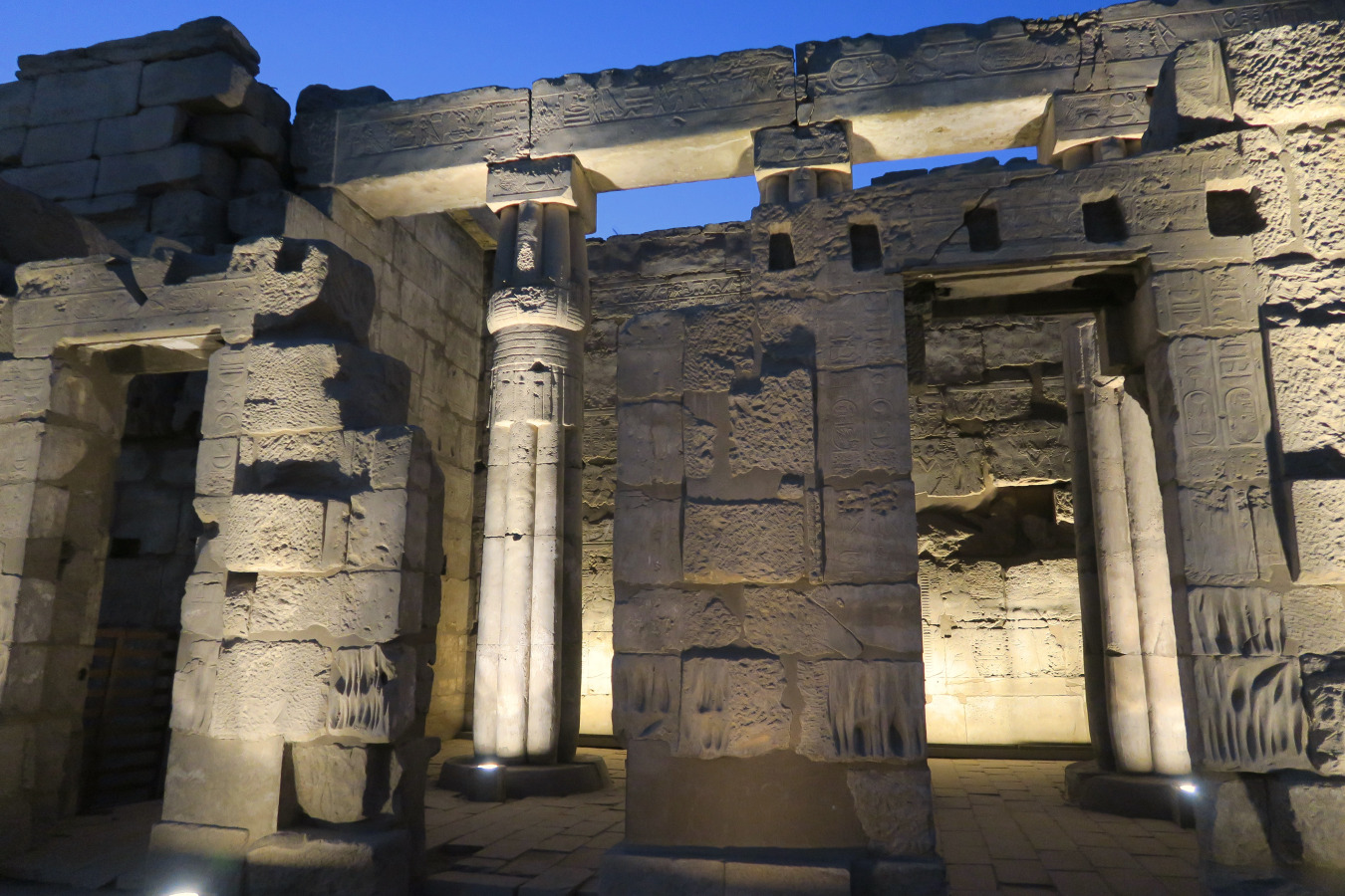 En el museo al aire libre en el museo del templo de Lúxor, Egipto. 