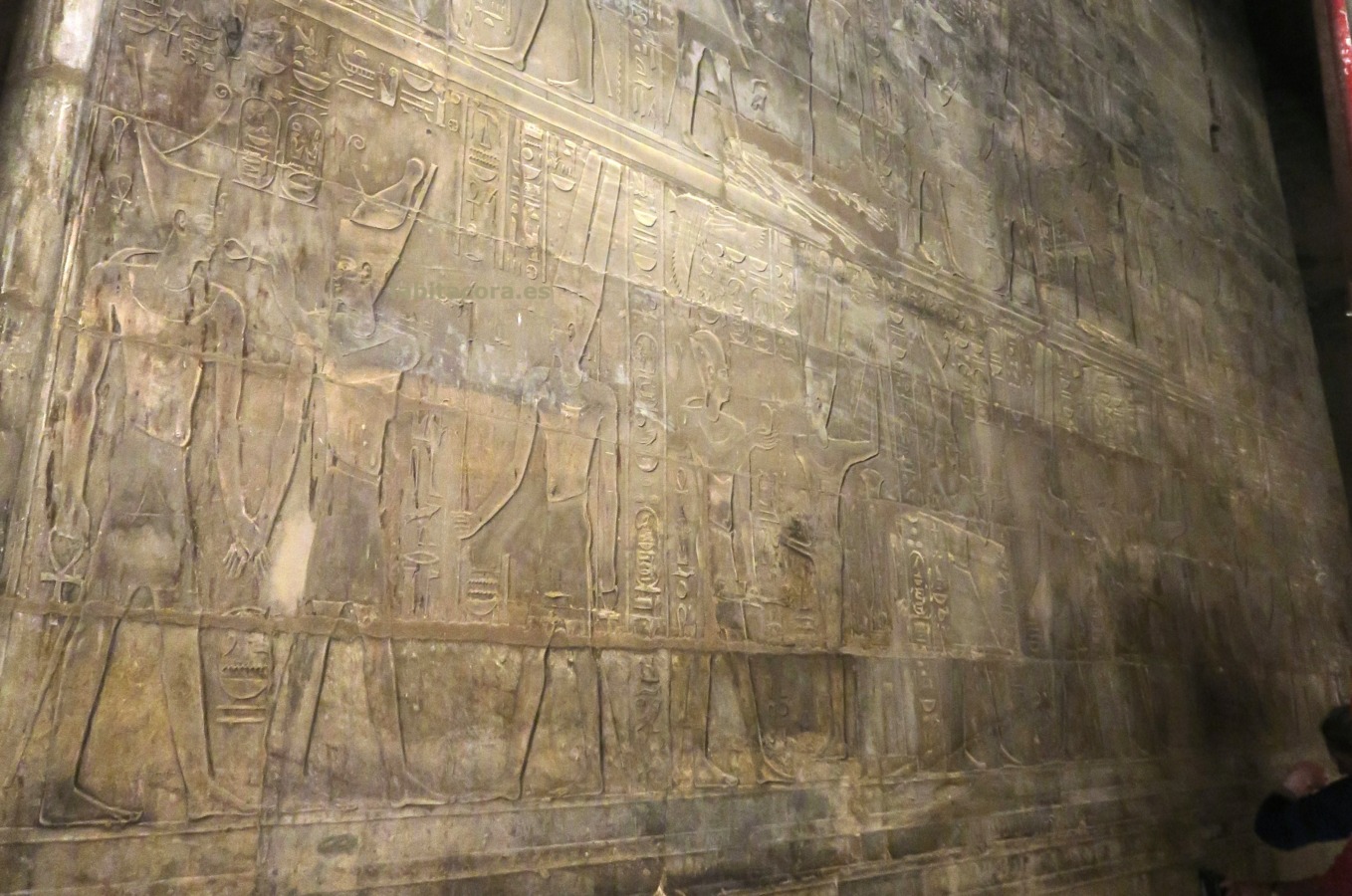 El faraón haciendo ofrendas al dios Min en la Sala de las ofrendas en el templo de Lúxor. Egipto