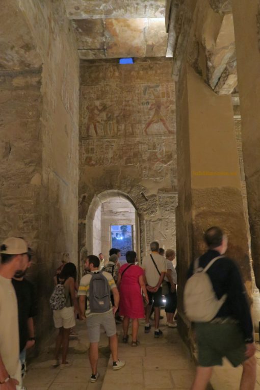 La salida al museo al aire libre desde la Sala de las ofrendas en el templo Lúxor