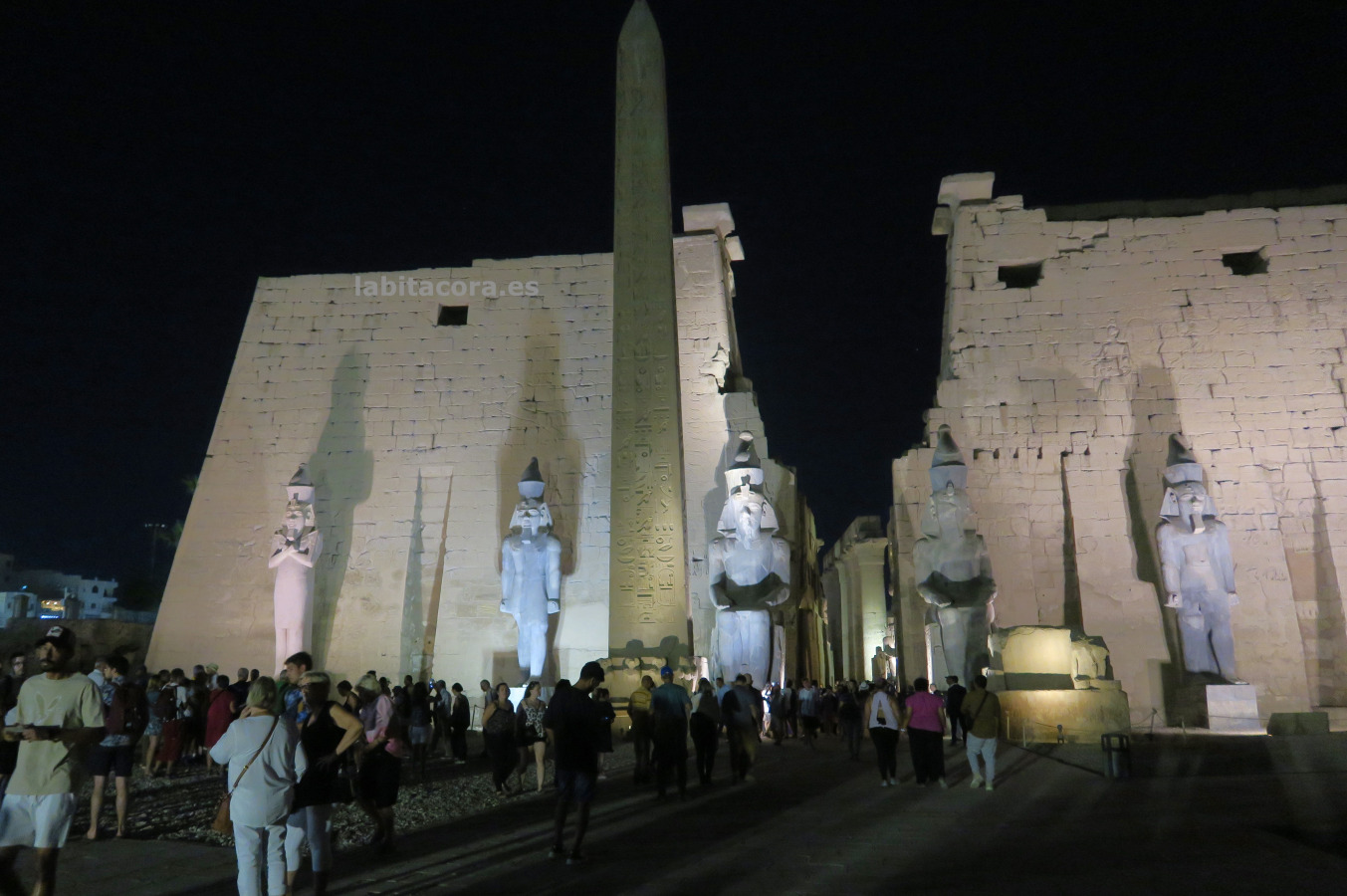 El primer pilono de Ramsés II en el templo de Luxor. Egipto