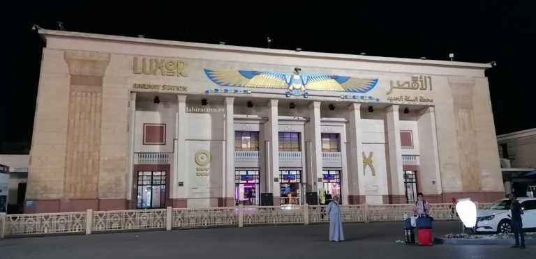 La estación de tren de Lúxor, Egipto.