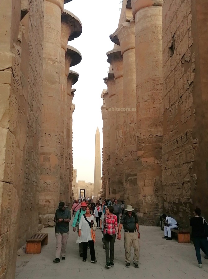 La Gran Sala Hipóstila con las 134 columnas de 15 metros altura de Karnak, Lúxor. Egipto.