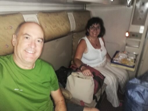 Cenando el menú del tren nocturno en Egipto.