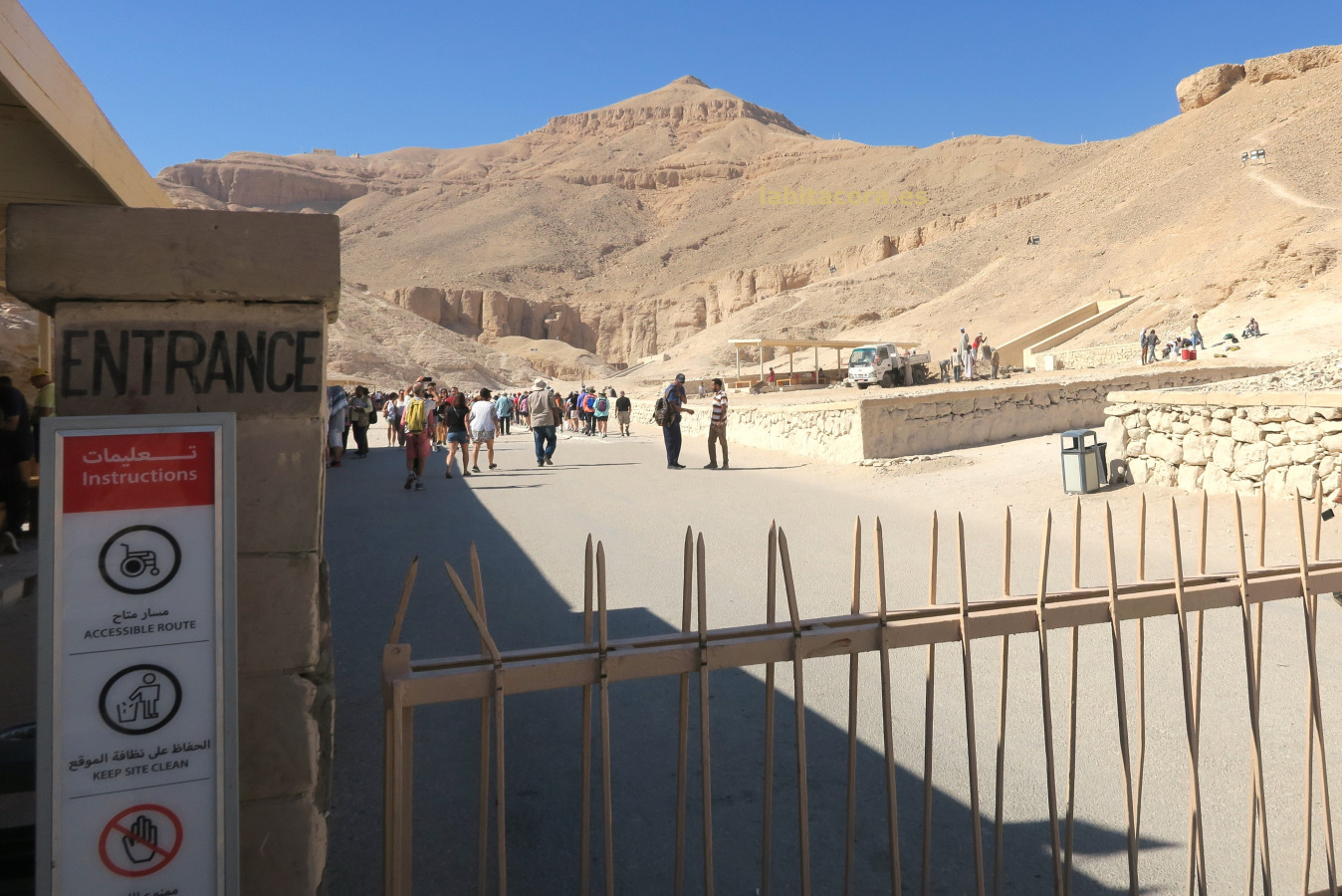 La entrada al Valle de los Reyes, Lúxor, tras bajar de micro bus.