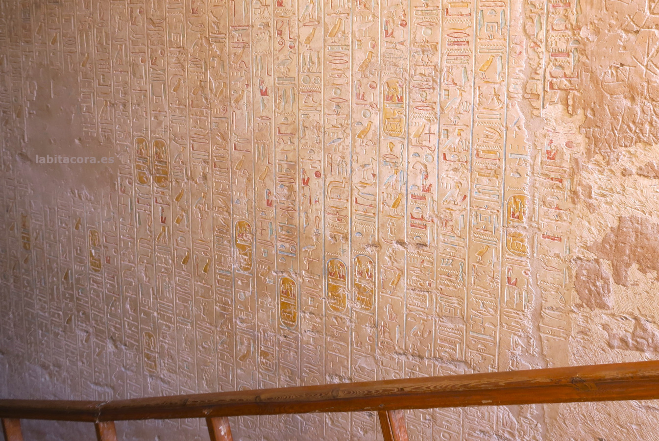 La bonita pared del corredor de la tumba de Meremptah (KV 8) en Lúxor.