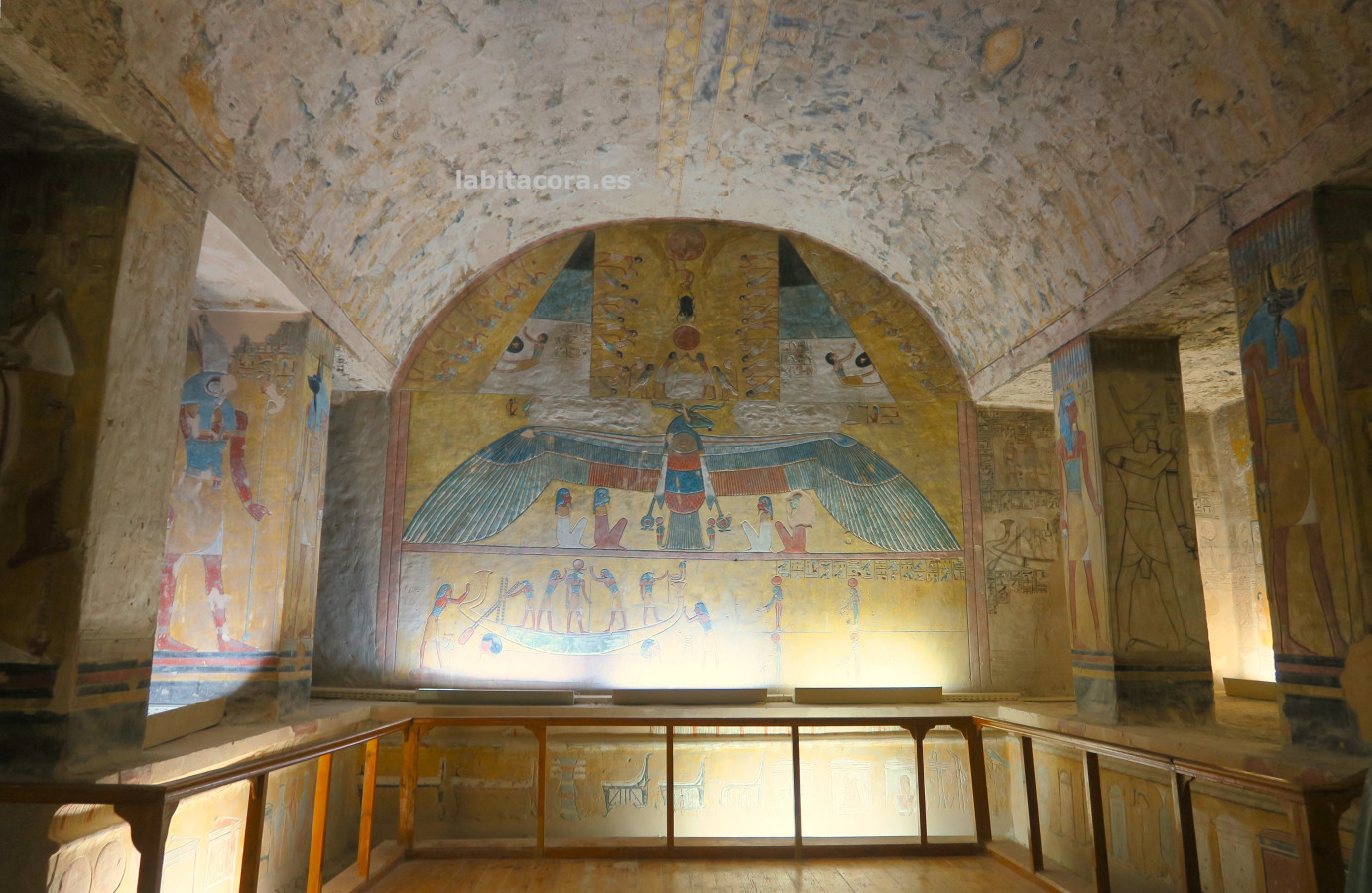 En la sala mortuoria de Tausert con las pinturas de la escenas final del libro de las cavernas (KV 14) en Lúxor. Egipto