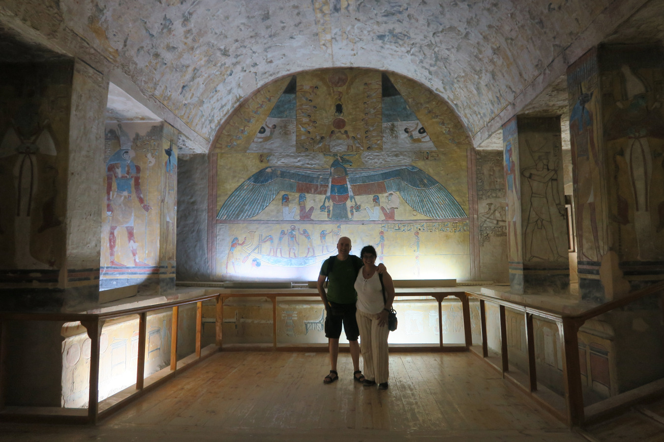 Jose y yo en la tumba de Tausert con las pinturas de las escenas del libro de las cavernas
