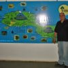 Moisés David Ghitis Rivera, junto al mapa de la isla