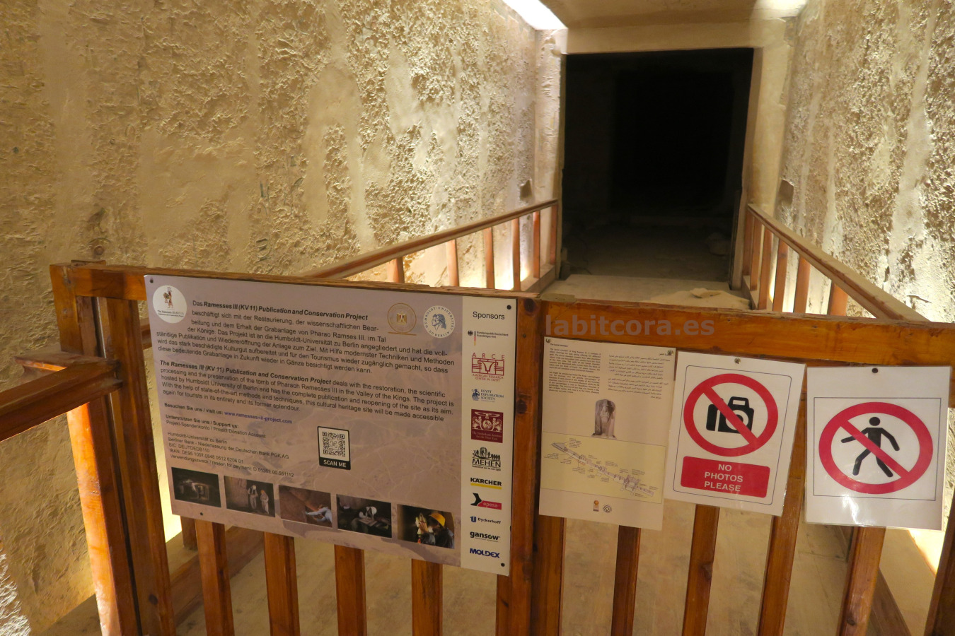 Tras bajar la rampa una barandilla con un cartel impide el paso, en la tumba de Ramsés III en el valle de los Reyes de Lúxor. Egipto