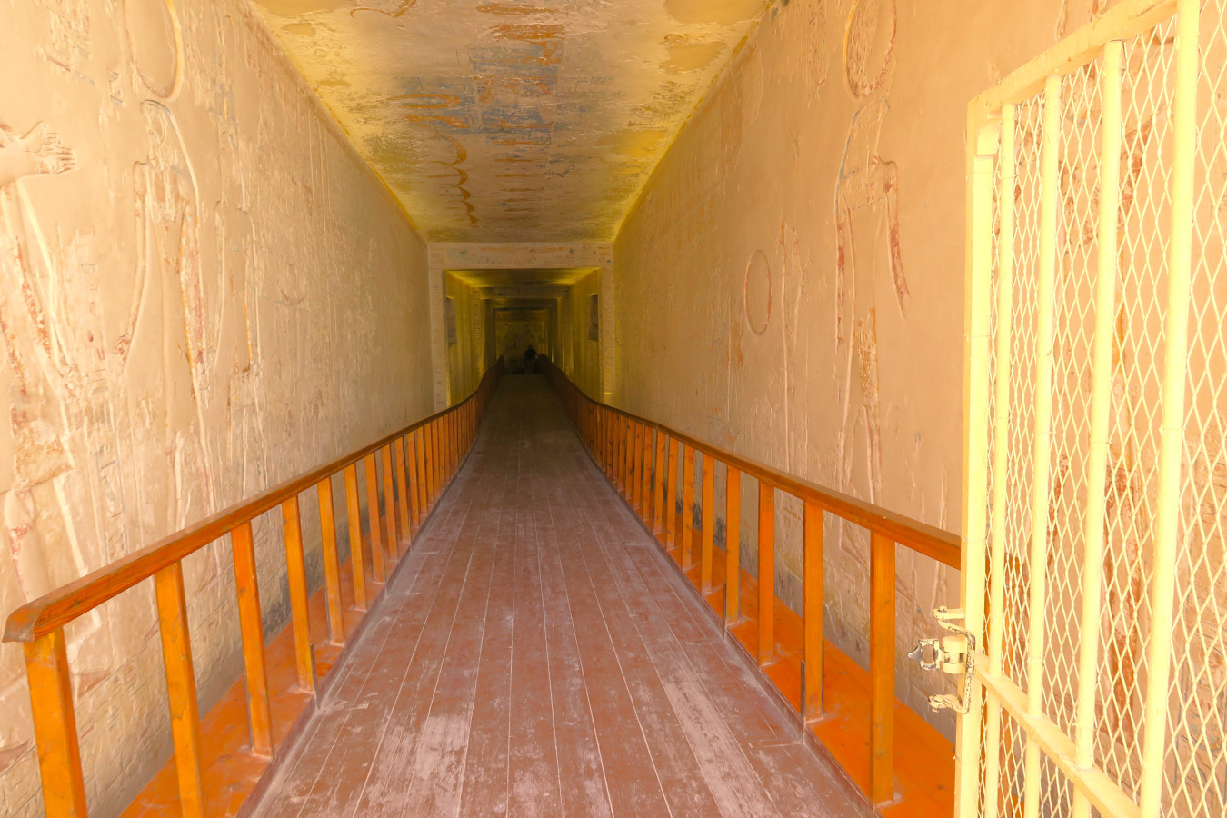 La entrada a la tumba de Ramsés VI o KV9 en el valle de los Reyes en Luxor.
