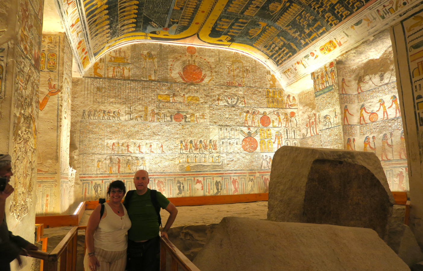 Jose y yo en La cámara funeraria de Ramsés V/VI o K9, con el sarcófago en el valle de los Reyes en Luxor.