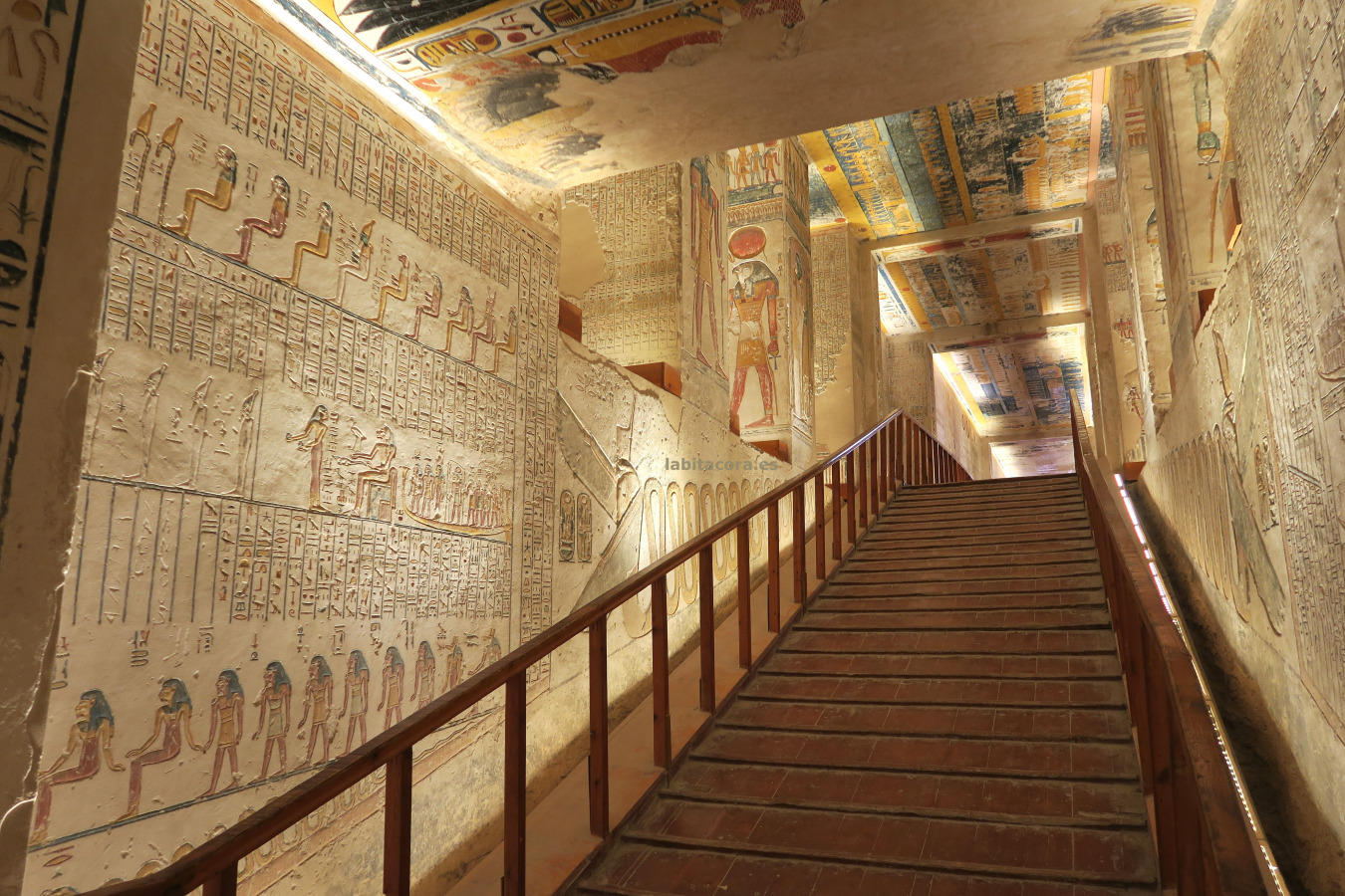 Tras bajar la rampa de de la Sala de los Pilares tumba de Ramsés V/VI (KV 9) del Valle de los Reyes en Lúxor. Egipto.