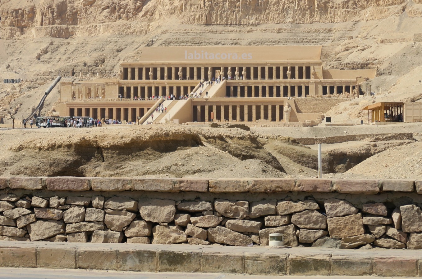 Deir el-Bahari es el lugar donde está el templo de Hatshepsut, Lúxor. Egipto.